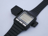 Il WristMac sul suo adattatore "bidirezionale" Macintosh. (Fonte: Aroged)