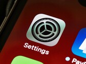 Primo piano dell’icona dell’app Impostazioni sullo schermo di un iPhone
