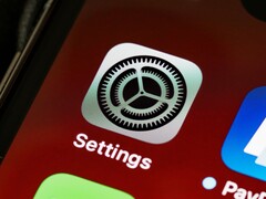 Primo piano dell’icona dell’app Impostazioni sullo schermo di un iPhone