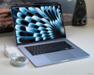 Apple macBook Air da 15 pollici con caricatore e cavo su una scrivania (Fonte: Notebookcheck)