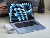 Apple macBook Air da 15 pollici con caricatore e cavo su una scrivania (Fonte: Notebookcheck)