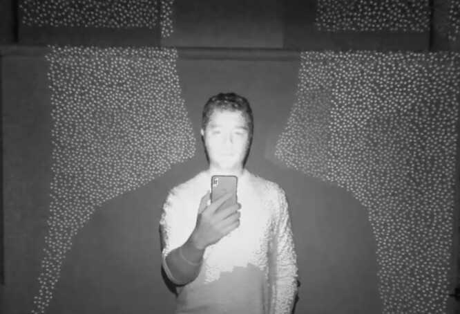 ApplefaceID funziona utilizzando un proiettore di punti, un illuminatore e un sensore IR. (Fonte: Tech Insider su YouTube)