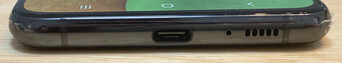 In basso: USB Type-C, microfono, altoparlante