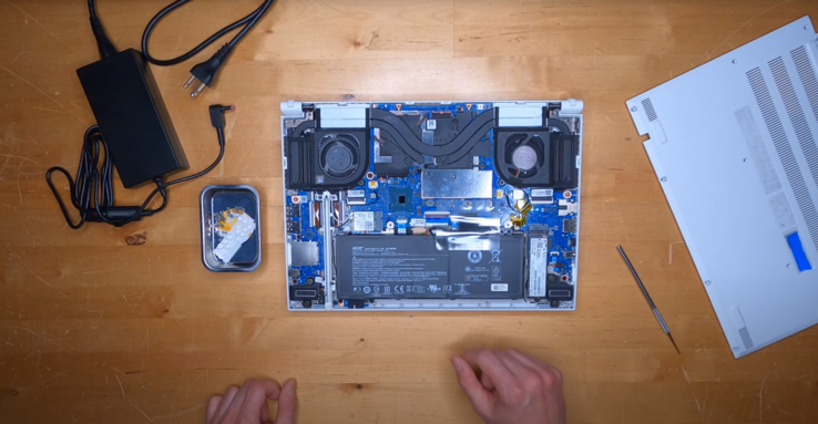 L'interno dell'Acer ConceptD 3 Ezel (fonte dell'immagine: Canale YouTube "Zip Tie Ninja": https://www.youtube.com/watch?v=zAIspk3SY2A)