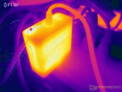 L'adattatore CA raggiunge i 52 C quando si utilizzano carichi impegnativi