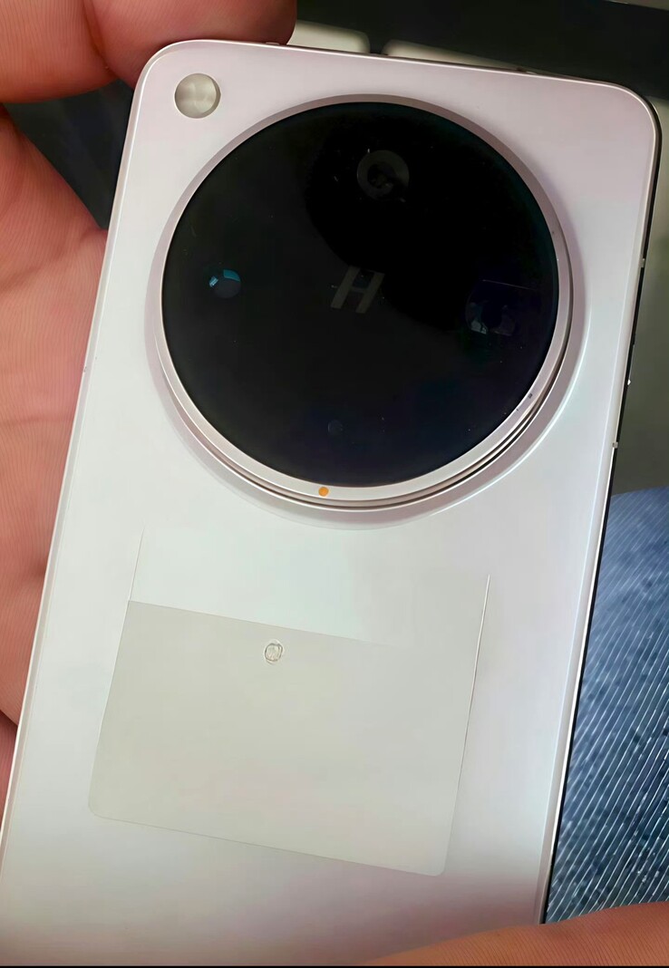 Secondo una nota fonte, questa è una foto reale della fotocamera Hasselblad di Oppo Find X8 Ultra.