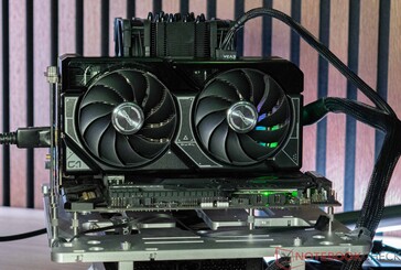 ASUS Dual GeForce RTX 4060 Ti OC durante il test delle emissioni acustiche