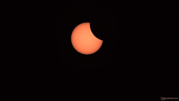 Eclissi solare parziale in modalità astro con filtro astro (Fonte immagine: Marc Zander / Notebookcheck)