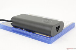 l'adattatore CA USB-C da 100 W viene fornito di serie sulle SKU Core Ultra