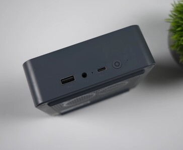 Pannello I/O frontale del mini PC Beelink EQi 304, dotato di una porta USB di tipo A, un jack audio da 3,5 mm, una porta USB-C e un pulsante di accensione.