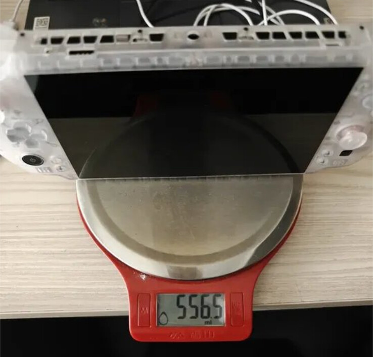 Un prototipo di GPD Win 5 con finitura bianca traslucida. (Fonte: GPD via Cary Golomb)