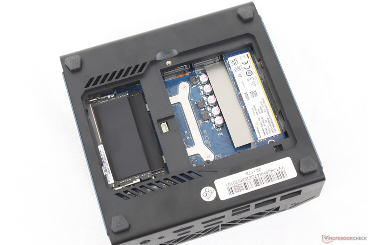Tre slot per SSD M.2 2280 e due slot SODIMM DDR5 sono facilmente accessibili con un cacciavite a croce