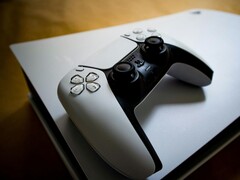Una console PlayStation 5 e un controller DualSense. (Fonte immagine: Pexels / Pascal)