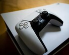 Una console PlayStation 5 e un controller DualSense. (Fonte immagine: Pexels / Pascal)