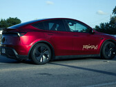 Il robotaxi Tesla Model Y nel colore Ultra Red. (Fonte immagine: @AdanGuajardo/X)