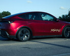 Il robotaxi Tesla Model Y nel colore Ultra Red. (Fonte immagine: @AdanGuajardo/X)