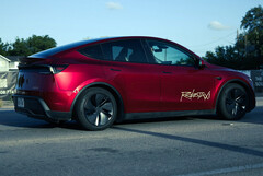 Il robotaxi Tesla Model Y nel colore Ultra Red. (Fonte immagine: @AdanGuajardo/X)