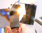 Uno smartphone di fascia alta brucia. (Fonte: JerryRigEverything via YouTube)