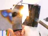 Uno smartphone di fascia alta brucia. (Fonte: JerryRigEverything via YouTube)