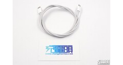Il &quot;nuovo cavo di ricarica per iPhone intrecciato&quot;. (Fonte: Chongdiantou)