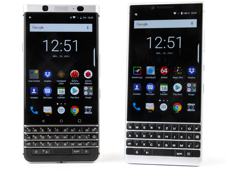 Il BlackBerry KEY2 con il suo predecessore, il KEY1, sulla sinistra.