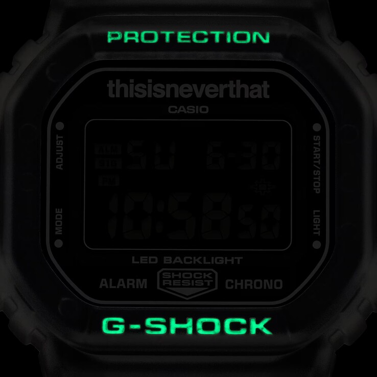Gli indici luminescenti della lunetta del Casio G-Shock DW-5600TNT-7 si illuminano di verde in un ambiente buio.