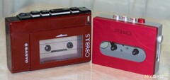 Il lettore di cassette portatile Sanyo degli anni '80 (a sinistra) accanto al Fiio CP13 del 2024 (a destra). Fonte dell'immagine: MySKU