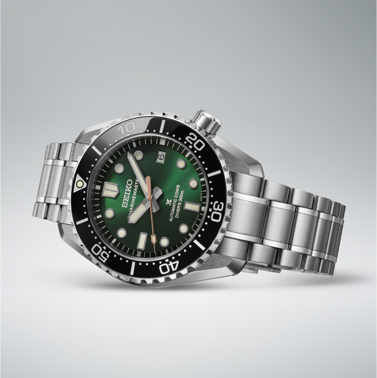 HBF003J1 adagiato su un fianco, mettendo in risalto la cassa in acciaio inossidabile da 42.6mm, le anse sfaccettate, la lunetta nera, il quadrante verde e il bracciale integrato.