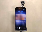 Il Honor Robot Phone è dotato di un compagno AI che può vedere e interagire attraverso la sua telecamera cardanica e l'avatar sullo schermo.