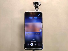 Il Honor Robot Phone è dotato di un compagno AI che può vedere e interagire attraverso la sua telecamera cardanica e l'avatar sullo schermo.