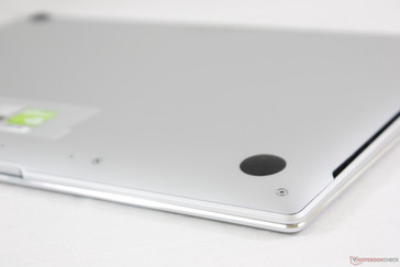 Le superfici lisce in alluminio imitano la serie MacBook Pro