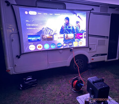 Il proiettore Nebula X1 di Anker può essere utilizzato anche all'esterno (Fonte: Marcus Schwarten / Notebookcheck)