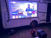 Il proiettore Nebula X1 di Anker può essere utilizzato anche all'esterno (Fonte: Marcus Schwarten / Notebookcheck)