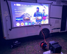 Il proiettore Nebula X1 di Anker può essere utilizzato anche all'esterno (Fonte: Marcus Schwarten / Notebookcheck)