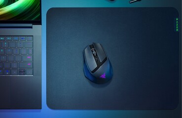 Mouse da gioco Razer Basilisk Mobile su mousepad (Fonte: Razer)