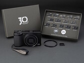 Il kit Ricoh GR IV 30th Anniversary Edition viene fornito con accessori e spille commemorativi.