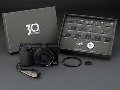 Il kit Ricoh GR IV 30th Anniversary Edition viene fornito con accessori e spille commemorativi.