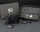 Il kit Ricoh GR IV 30th Anniversary Edition viene fornito con accessori e spille commemorativi.