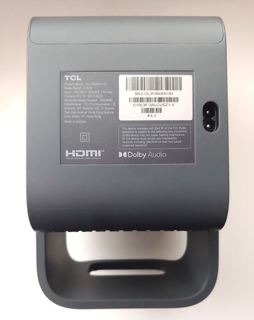 Il TCL C1 richiede 75 watt di alimentazione da un cavo CA collegato alla sua base. (Fonte: Notebookcheck)