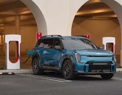 Una Kia EV che utilizza un Supercharger. Tesla ha aperto la sua rete di ricarica agli EV Kia in Nord America (Fonte: Kia)
