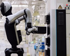 Il robot Walker S2 cambia la propria batteria. (Fonte: UBTech/YT)