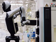 Il robot Walker S2 cambia la propria batteria. (Fonte: UBTech/YT)