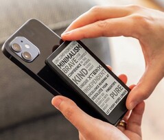 Con un display da 4,3 pollici, l’e-reader Xteink X4 Pro è estremamente compatto.