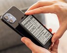 Con un display da 4,3 pollici, l’e-reader Xteink X4 Pro è estremamente compatto.