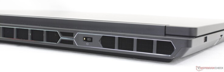 Posteriore: HDMI 2.1, adattatore AC