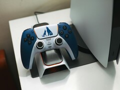 Un controller DualSense personalizzato a tema God of War appoggiato su un dock di ricarica davanti a una console PlayStation 5. (Fonte: FOX ^.ĝ.^=) (Fonte immagine: FOX ^.ᆽ.^= ∫)