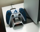 Un controller DualSense personalizzato a tema God of War appoggiato su un dock di ricarica davanti a una console PlayStation 5. (Fonte: FOX ^.ĝ.^=) (Fonte immagine: FOX ^.ᆽ.^= ∫)