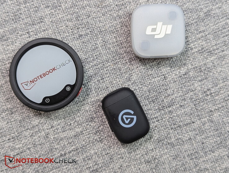 In basso: Elgato Wave Go (con un’impronta unta); in alto: DJI Mic Mini; a sinistra: Insta360 Mic