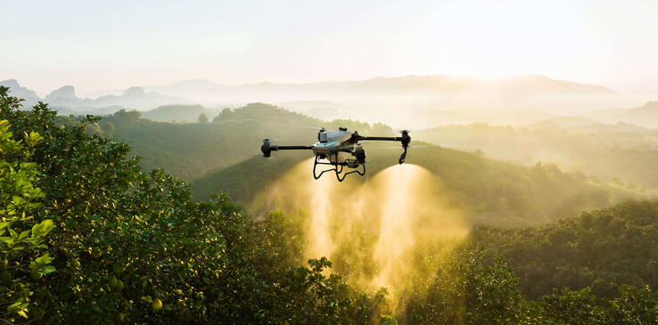 Uno dei droni agricoli di DJI in azione