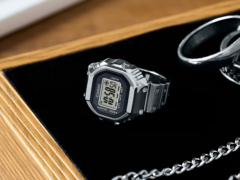 L&#039;orologio ad anello Casio CRW-001-1JR (nella foto) ha circa 2 anni di durata della batteria con la cella SR621SW. (Fonte: Casio)
